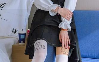 BoBoSocks袜啵啵 – 在小沫的红丝世界里：脚尖加固款写真图集，感受那一缕不可言说的柔和。