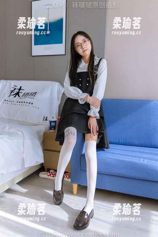 BoBoSocks袜啵啵-小沫 BoBoSocks袜啵啵 - 在小沫的红丝世界里:脚尖加固款写真图集,感受那一缕不可言说的柔和。
