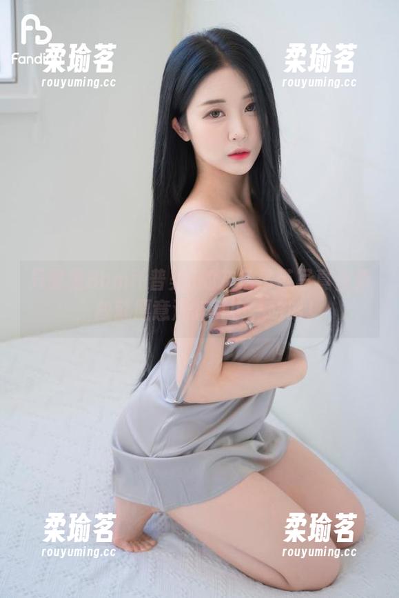 只要是Bomi(普美)的灰色吊带写真合集，我就愿意沉醉其中，哈哈！