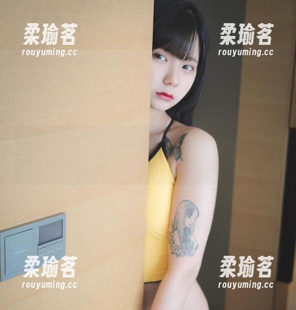 眼镜下的Hizzy(히지)全套写真：那种直击灵魂的吸引力，真心让人心跳加速。