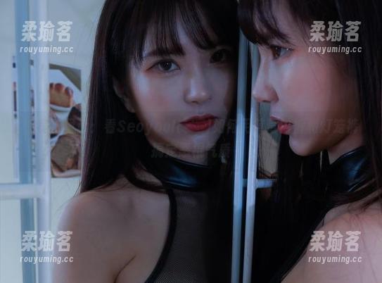 私房新风尚：看Seoyool(서율)如何用草莓内裤和灯笼裤搞定恶棍气质