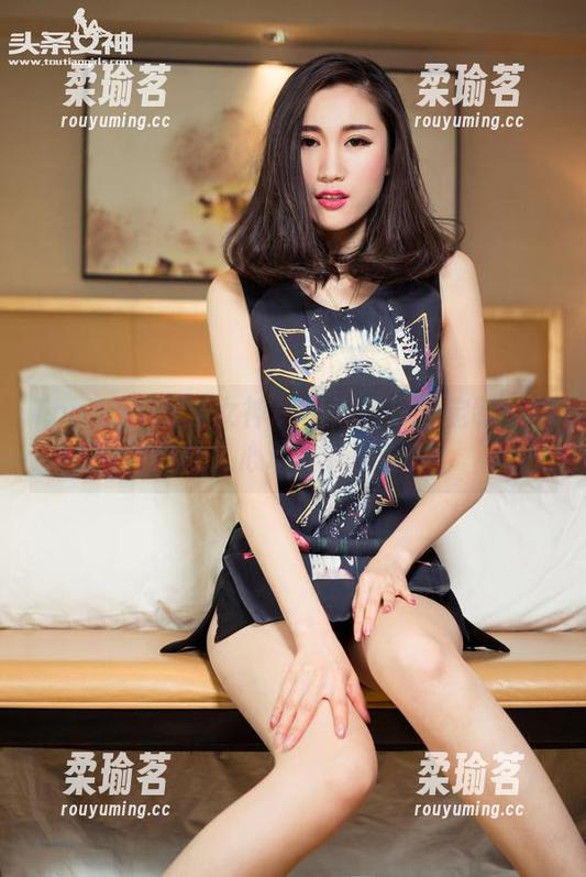 TouTiao头条女神-娜露 TouTiao头条女神 - 当娜露遇上定制:那些让人心动的礼服图片