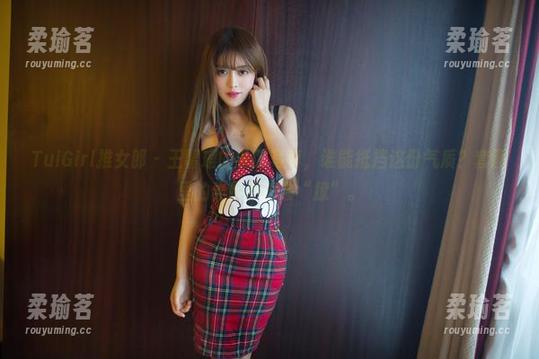 TuiGirl推女郎-王馨瑶 TuiGirl推女郎 - 王馨瑶的礼服写真,谁能抵挡这份气质?套图里的光影都很会“撩”。