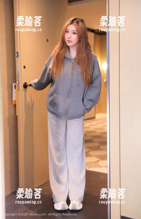 Xiuren秀人网-Elise谭晓彤 Xiuren秀人网 - Elise谭晓彤的高跟鞋写真:原图中就是一部行走的时尚杂志啊!