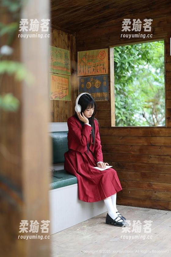Xiuren秀人网 - 翻开baby嘉茵的校服写真集，看看青春的另一面