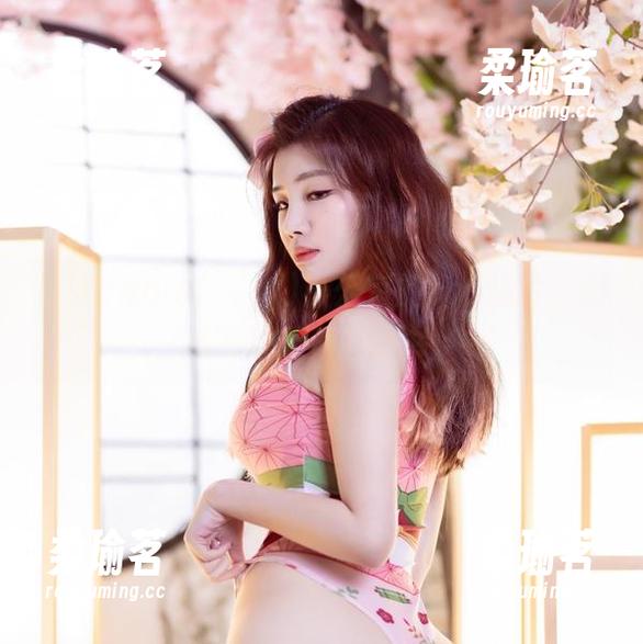 每张Yebin(전예빈)办公室的cos照片，都是一封无声的情书。
