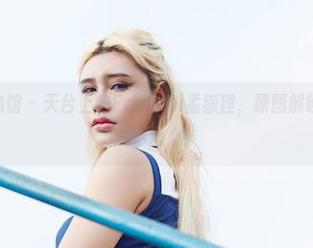 YouWu尤物馆 – 天台上的FoxYini孟狐狸，原图解锁！这才是你的小心心！
