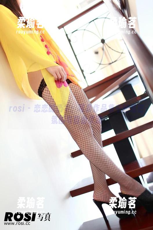 rosi-恋恋 rosi - 恋恋的奶牛:写真作品集中的私密氛围与自由灵魂