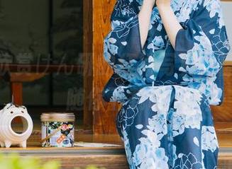 一起来欣赏けん研的红裙写真，图片免费随你下载哦