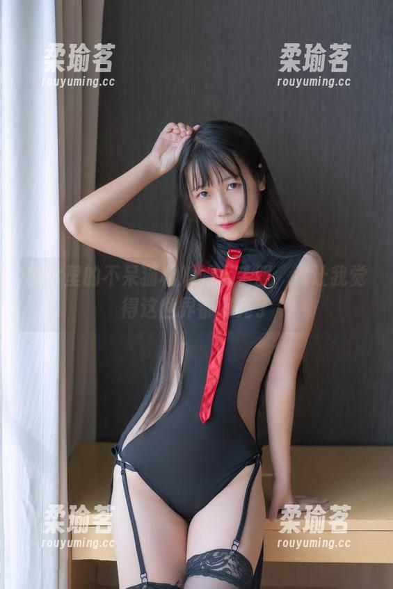 图片里的不呆猫和她的水手服，竟让我觉得这世界都明亮了