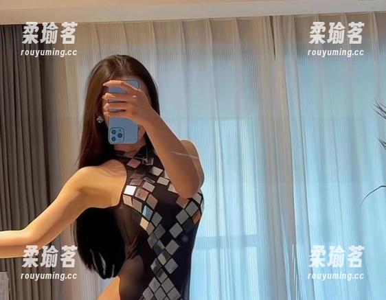 不爱笑的赛琳 微密圈 - 揭开不爱笑的赛琳的西服+渔网丝袜秘密,免费原图放送,快来实现你的幻想!