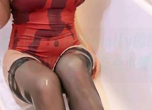 丽柜 – 让我们一起探索Amily的制服私拍图集，色彩斑斓但又有点小暧昧！