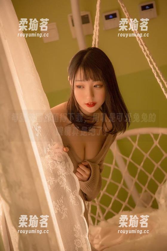 每张美图都值得下载，周叽是可爱兔兔的眼镜真是绝了！