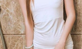 头条女神 – 海边写真合集：小晴子在沙滩上和阳光玩捉迷藏的日常