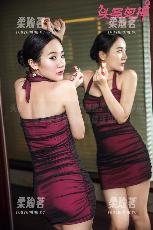 头条女神 - 谁说制服不能撩？神琦泽步的写真集更新轻松打破成见！