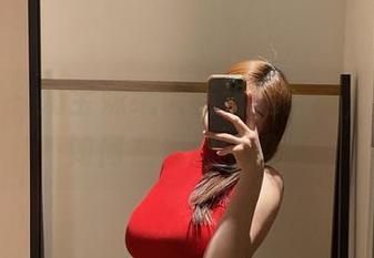 微密圈 – 奶宝妹纸最新海边套图，看看她如何在海浪中撩人