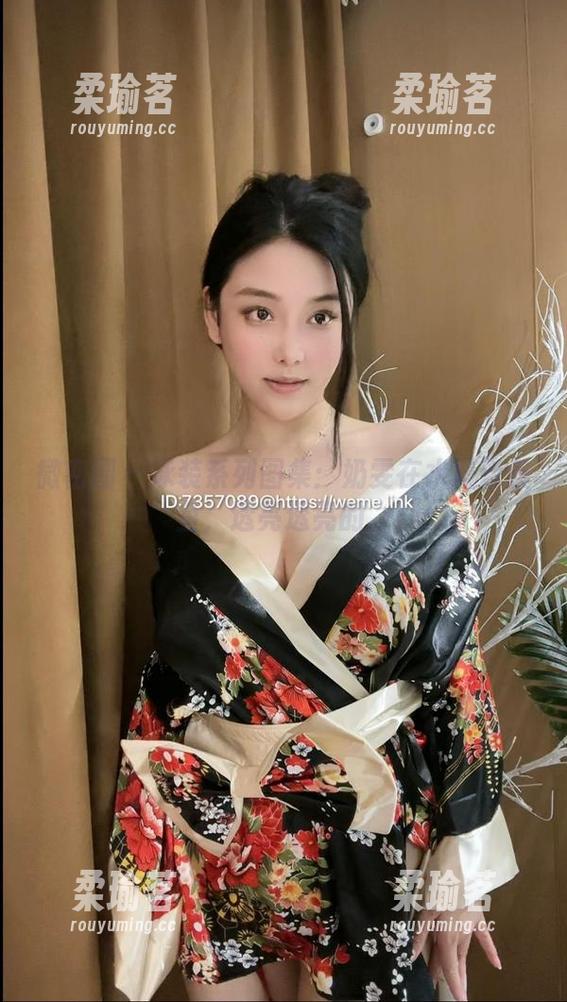奶雯 微密圈 - 泳装系列图集:奶雯在水里像条鱼,透亮透亮的。