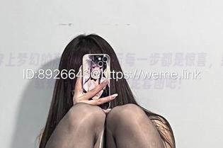 微密圈 – 穿上梦幻的高跟鞋，允诺每一步都是惊喜，别犹豫，下载婉柔yyyy的美足套图吧！