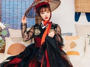 在高清套图中，孙乐乐(손예은)和她的BLUECAKE一起挑战赌桌的秘密！