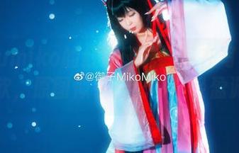 御子Yumiko的红裙印记：写在写真集里的柔软，原图似乎在光影里轻盈游荡。