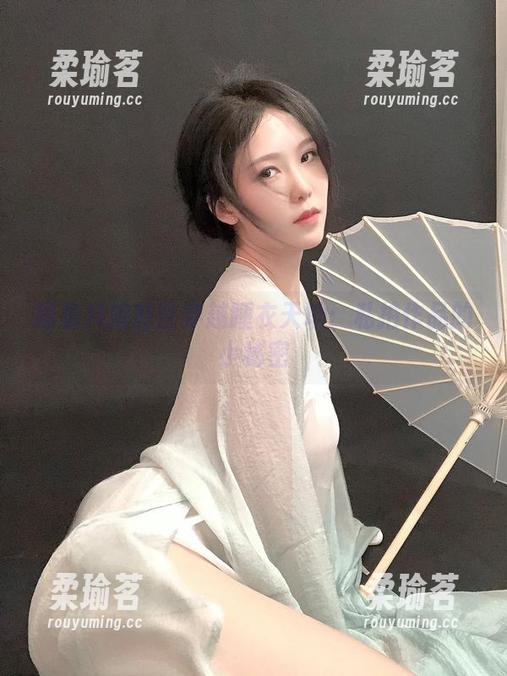 跟着抖娘利世穿越睡衣天地：私拍作品的小秘密