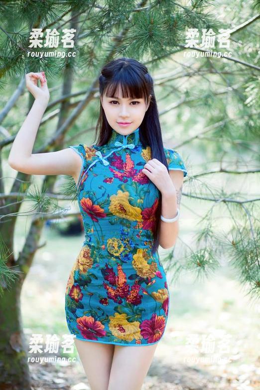 推女郎-星辰 推女郎 - 星辰的黑白原图:看看谁在偷瞄她的眼神!