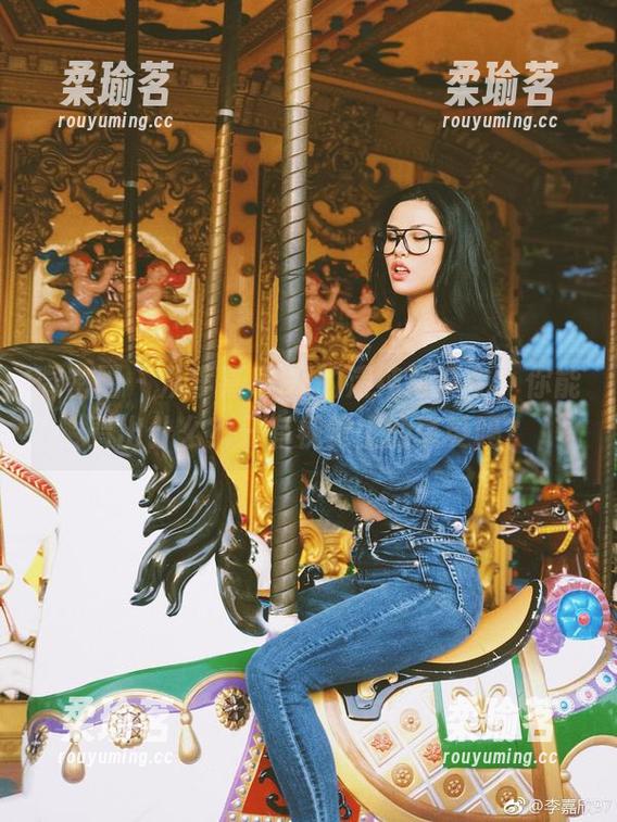 李嘉欣97 微密圈 - 从李嘉欣97的清纯写真中,你能看出什么?只有视觉上的享受吗?