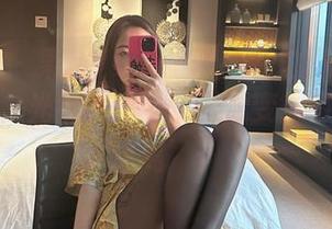 微密圈 – 果儿Victoria的私拍图包：红底高跟，光线下的步伐好像变得有点儿‘迷离’。