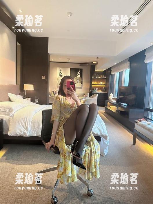 果儿Victoria 微密圈 - 果儿Victoria的私拍图包:红底高跟,光线下的步伐好像变得有点儿‘迷离’。