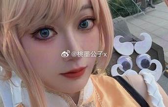 精选图库里的桃墨公子：罗莎莉亚，像是在逃避什么又像是探寻什么。