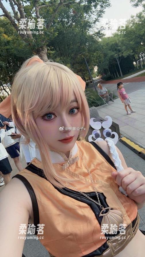 精选图库里的桃墨公子：罗莎莉亚，像是在逃避什么又像是探寻什么。