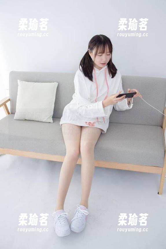 森萝财团-媛媛 森萝财团 - 媛媛的婚纱写真,照片里藏着几分少女心?