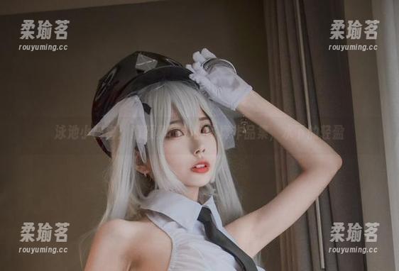 泳池小秘密：清颜真德秀的写真作品集，水下的轻盈