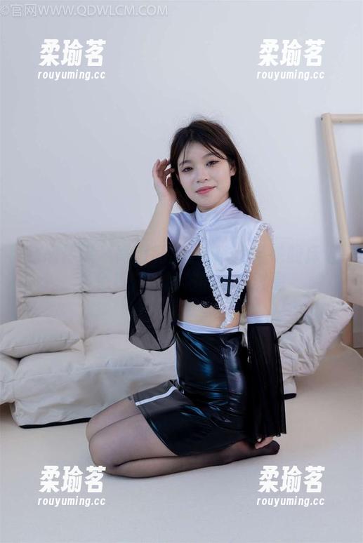 物恋传媒-elise 物恋传媒 - 高清私房:elise与她的床边白色板鞋,浓浓的生活气息