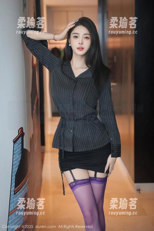秀人网-伊一Moon 秀人网 - 怎么能错过?伊一Moon的黑丝美图,免费给你心动瞬间!