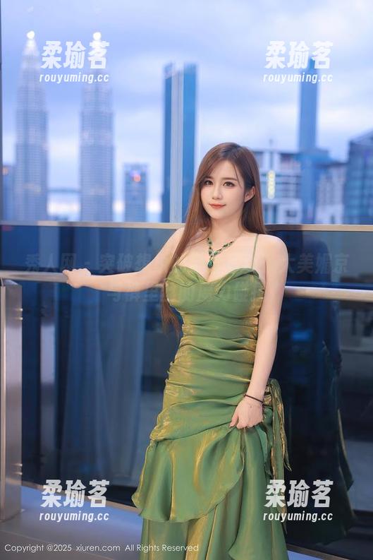 秀人网-大美媚京 秀人网 - 突破想象的全套写真:大美媚京与裤里丝的魔力碰撞