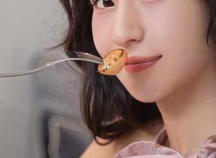 秀人网 – 在小蛮妖_honey的棉袜世界里：原图图集中的梦幻足迹