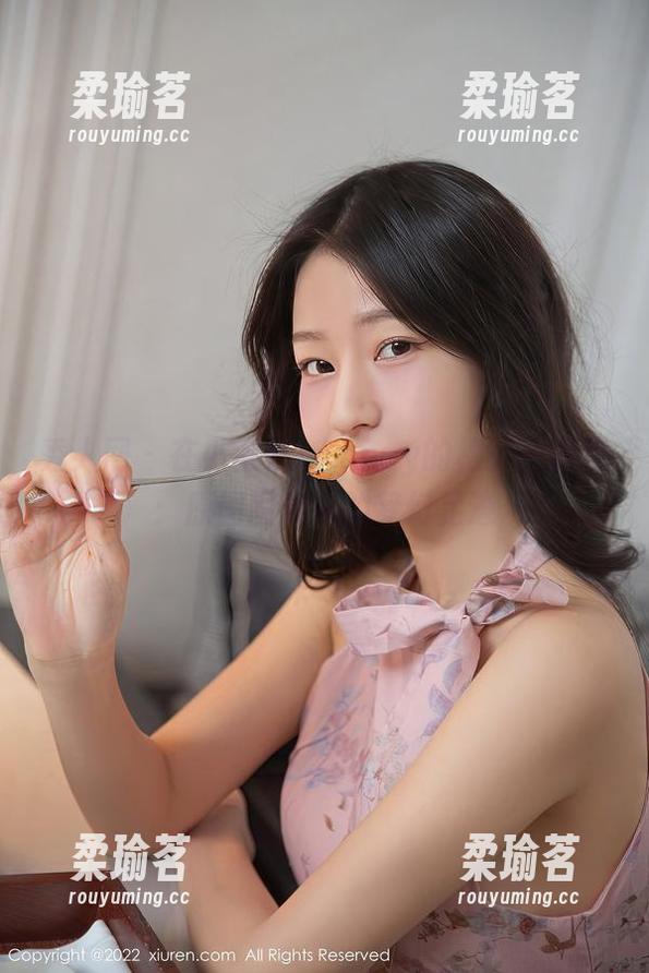 秀人网-小蛮妖_honey 秀人网 - 在小蛮妖_honey的棉袜世界里:原图图集中的梦幻足迹