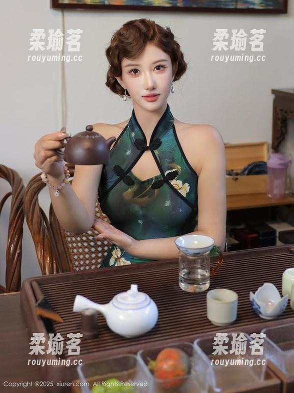 秀人网-尹甜甜 秀人网 - 进入高清世界,尹甜甜的美脚写真让人腿软!