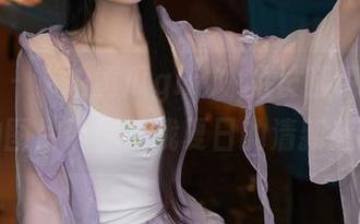 秀人网 – “拍黄瓜girl”的长腿瞬间！私拍图片带你寻找夏日的清新感。