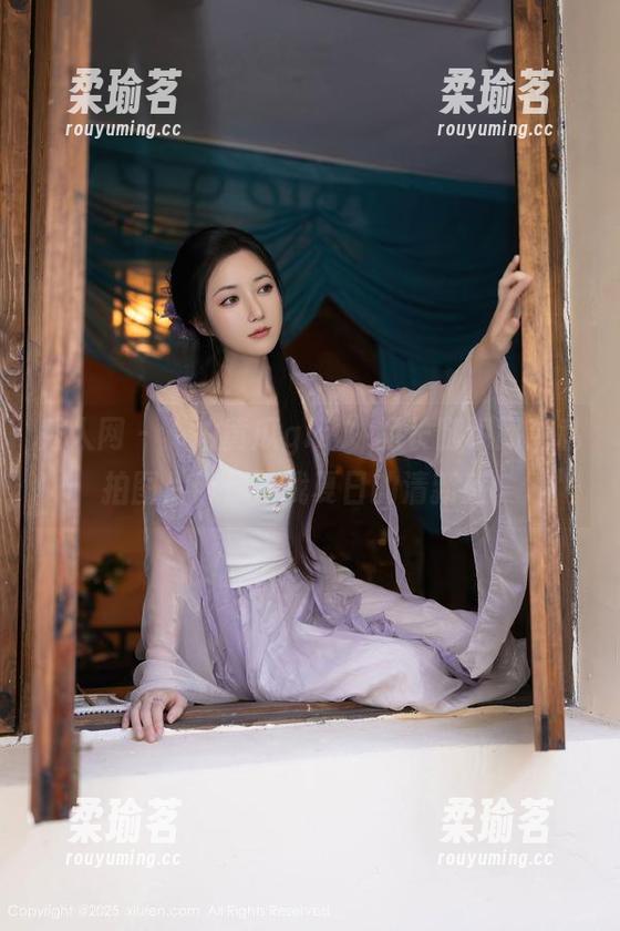 秀人网-拍黄瓜girl 秀人网 - “拍黄瓜girl”的长腿瞬间!私拍图片带你寻找夏日的清新感。