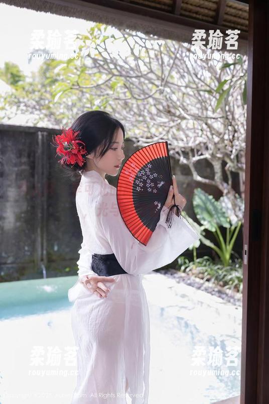 秀人网-李可儿 秀人网 - 李可儿的高清写真:套装新解读,光与影的缠绵。