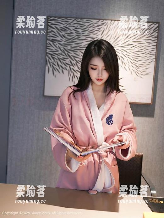 秀人网-果儿celia 秀人网 - 果儿celia粉色秘境:一份充满惊喜的美图图包来了!