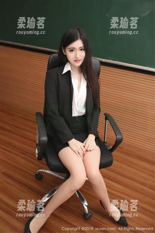 秀人网-蓝夏Akasha 秀人网 - 福利直击:蓝夏Akasha眼镜下的魅力图片,美得让人窒息!