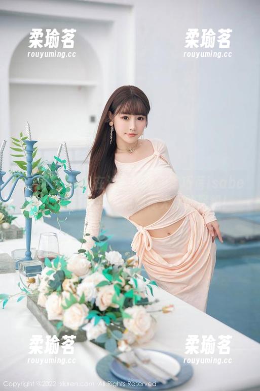 秀人网 - 沉醉在泳池梦里：陈巧蓓isabella的更新图片，点燃你无尽的联想！