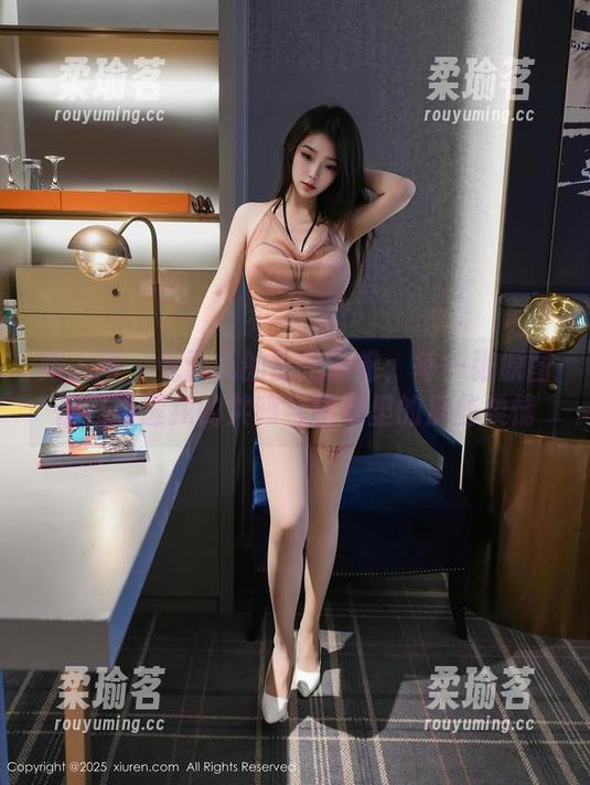 秀人网-龙雪儿 秀人网 - 龙雪儿的旅拍画卷:每一张原图都在唤醒我的共鸣与图册里的那些柔情