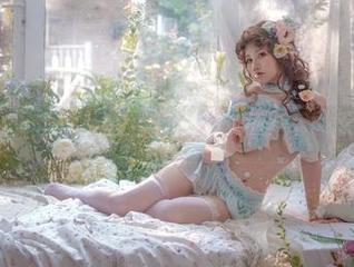 与双人狐共享的笑声与身姿，芊川一笑MNK的写真让你心动不已！