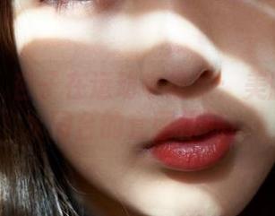 蜜桃社 – 杏子在运动中绽放：美腿照与汗水同台的套图作品！