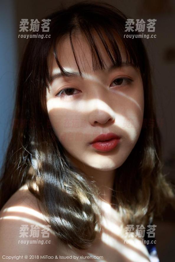 蜜桃社-杏子 蜜桃社 - 杏子在运动中绽放:美腿照与汗水同台的套图作品!