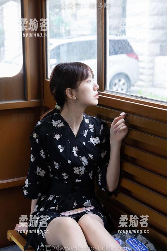 袜啵啵 - 瑶瑶的写真里水手服和喜感的结合，不看会后悔的美图！